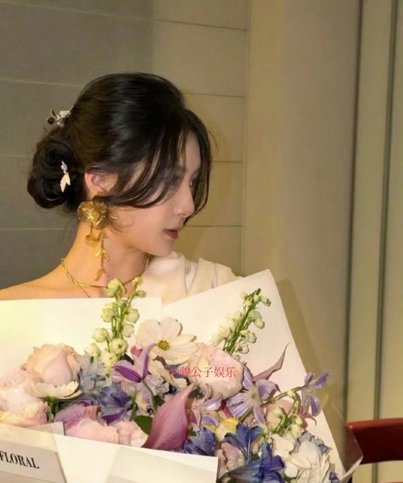 郑钧还有个这么大的女儿。9月28日，歌手郑钧晒照为女儿庆祝26岁生日，配文