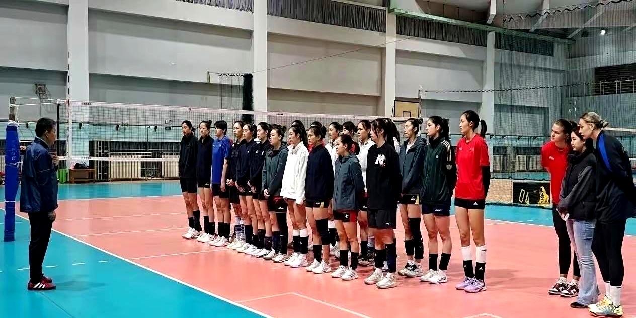 时隔22年，蔡斌指导再度回归并正式出任上海光明优倍女排主教练！你看那合照