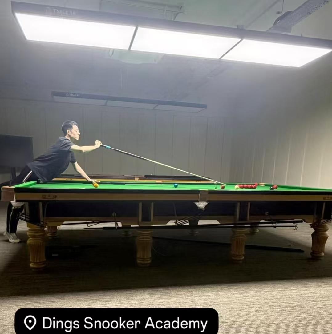 吴宜泽剪掉了飘然的长发，留着板寸特别有精神，在丁俊晖学院努力练球，和他一块练球的