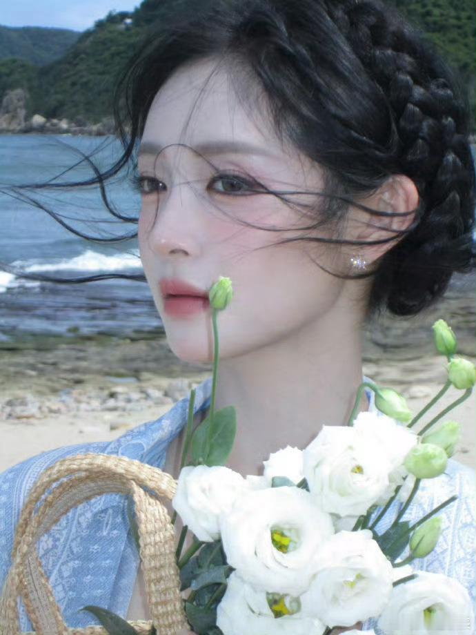 周洁琼红毯美人一大跳很难不感叹周洁琼的红毯表现力，公主盘发配梦幻纱裙，海边的风加