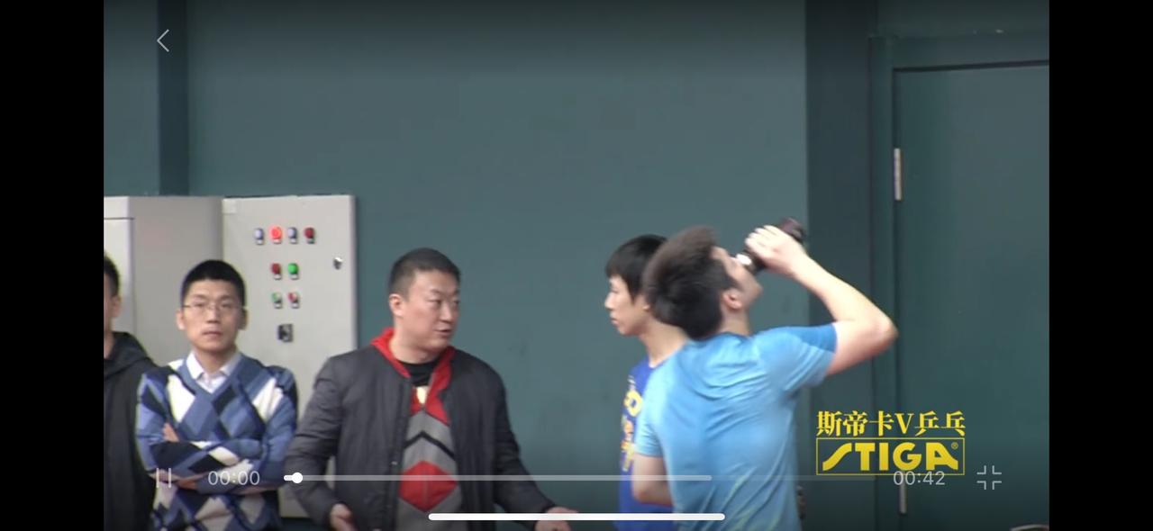 谁帮东哥接点水，一看孩子就没喝够，还想喝，使劲喝，后背全是汗水，浸透的全是对小白