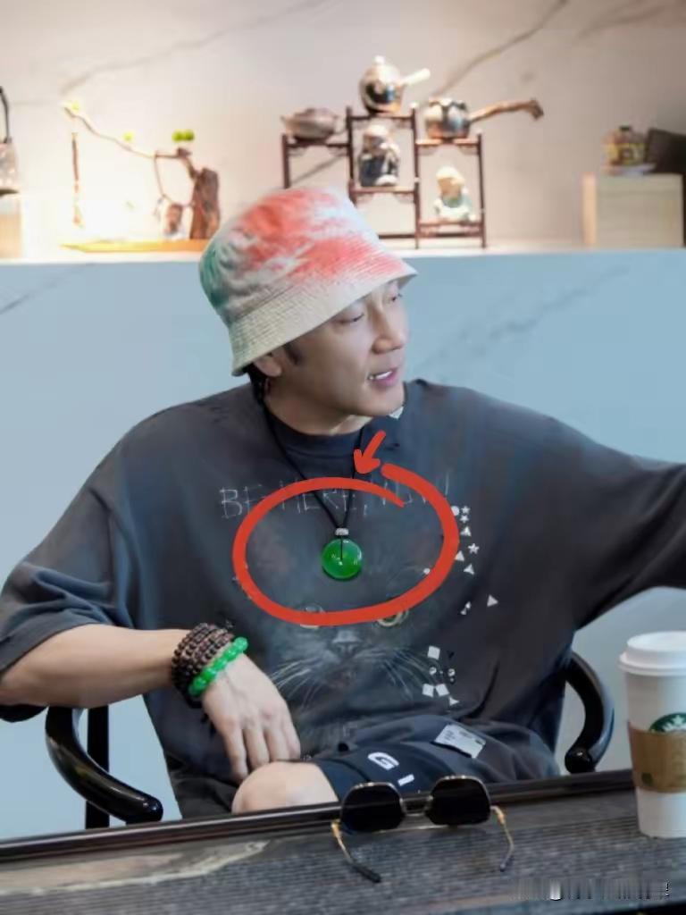 男明星一块玉佩顶我100年工资了！