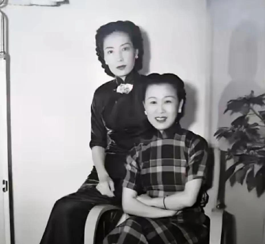 1937年，孟小冬去看望闺蜜姚玉兰，夜里与她同床而睡。谁料，闺蜜趁她睡熟溜出去，