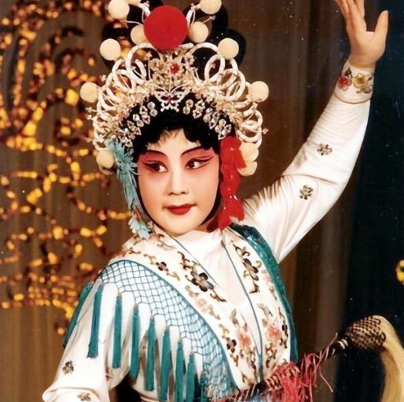 1988年，“小常宝”齐淑芳带领30名演员留美不归，背叛祖国抛弃丈夫，并恶狠狠对