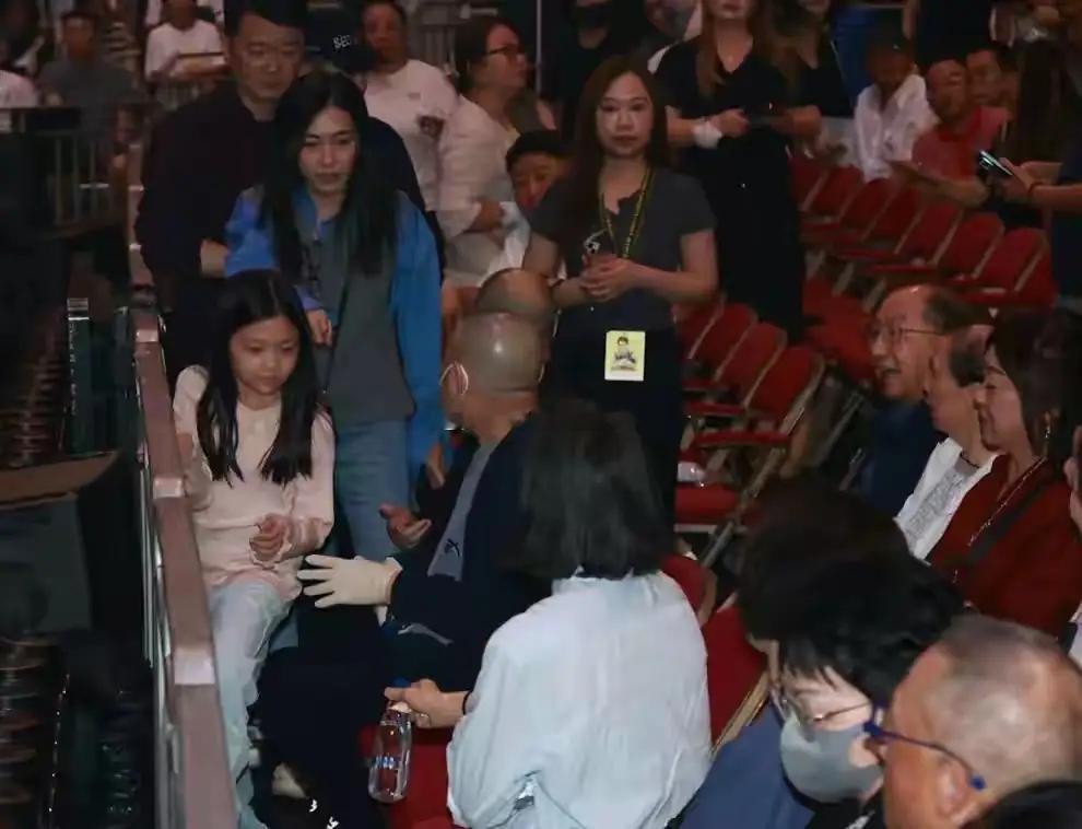 甘比母亲也是一个厉害人物！她能随时跟着女儿女婿出行，很被重视，气质也越来越贵气。