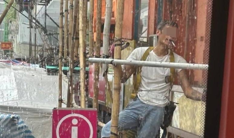 香港《建筑地盘全面禁烟法例》上月17日正式实施，近日网上流传图片显示，一名工人在