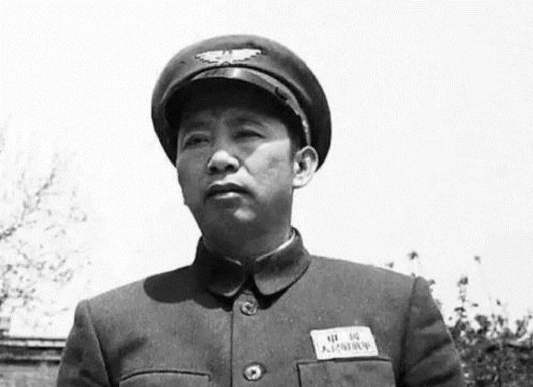 1955年6月，刘亚楼到杭州看望毛主席。毛主席问他到杭州干什么？刘亚楼说准备空军