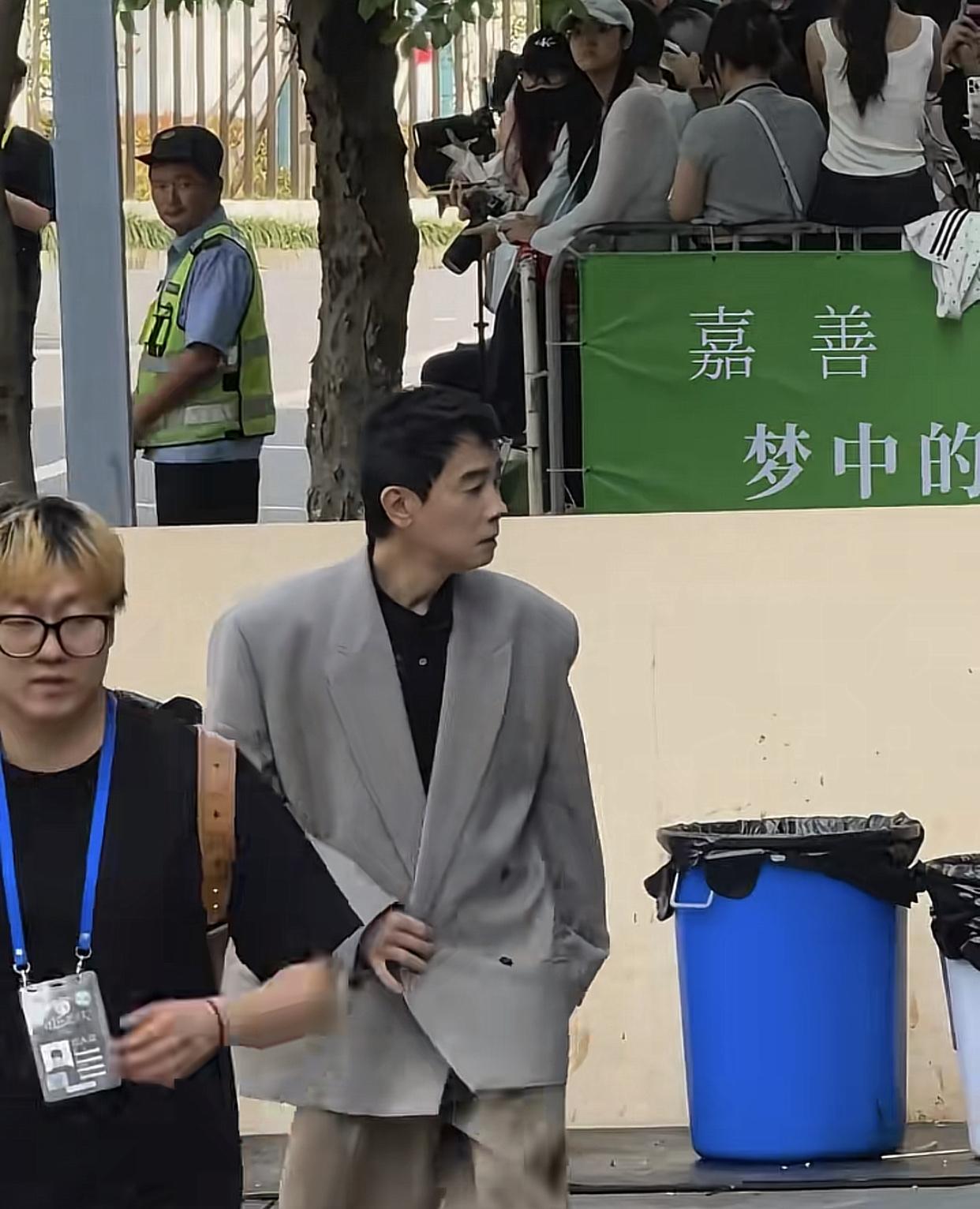 这件单件套，当年我穿比山鸡陈小春帅太多了！差不多同款，我比他高，陈小春的袖子