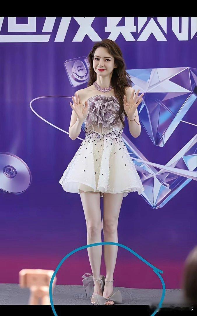 戚薇这鞋子得大几万吧！看着就好看