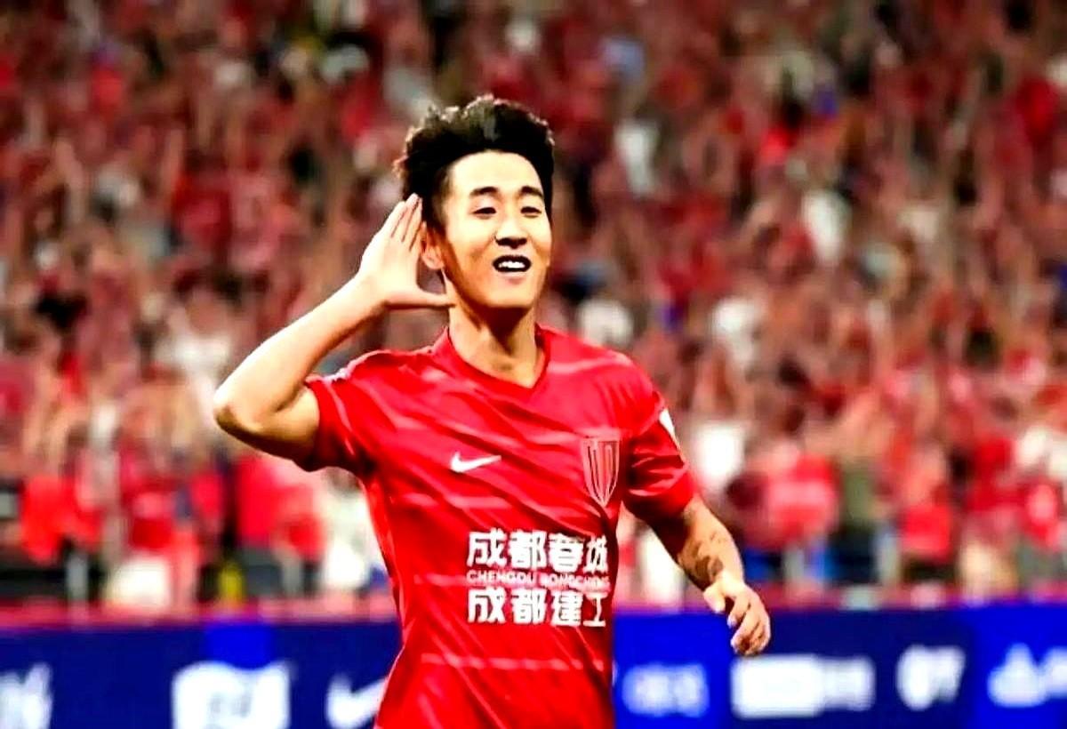 都以为韦世豪脾气爆，他在场下竟是球队的“粘合剂”。在成都蓉城队里，韦世豪跟巴