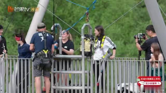 马思纯蹦极犹豫了0秒看到马思纯蹦极毫不犹豫的那一刻，我直接被震撼到了！她眼神笃