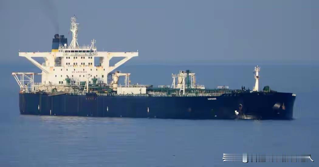 美军的“海盗旗”，这次直接撞上了钢铁墙！就在刚刚，美国海岸警卫队的突击艇，试图强