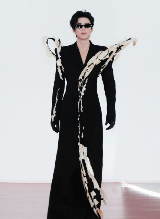 刘宇宁真的把反差感玩明白了，上一秒还是气场全开的冷酷霸总，下一秒就切换成暖心邻家