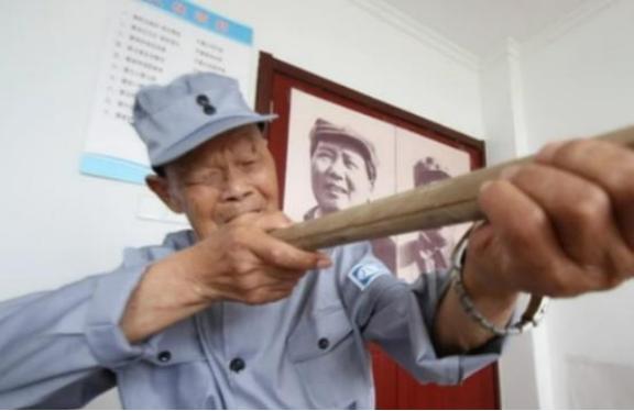1956年,35岁农民咳嗽10年,竟拒绝就医,一天,他突然用力咳嗽,“哇”的一声