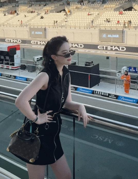 【天仙姐姐下凡啦！刘亦菲F1现场美照疯传，全黑战衣slay全场】刘亦菲又双