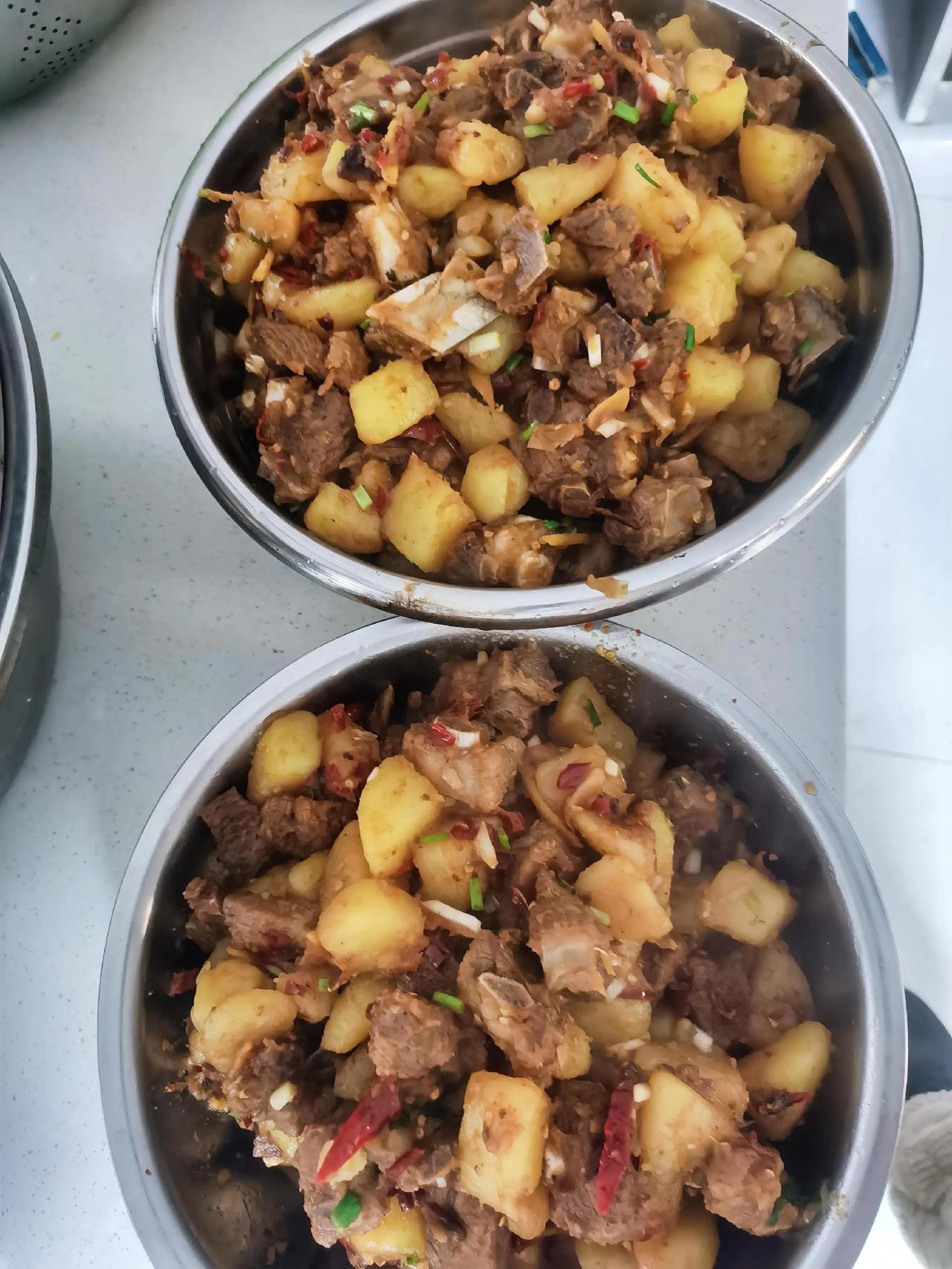 公司食堂今日菜谱：土豆焖排骨猪肉炒菜花苔丝瓜肉沫汤。今日是腊月的第一天