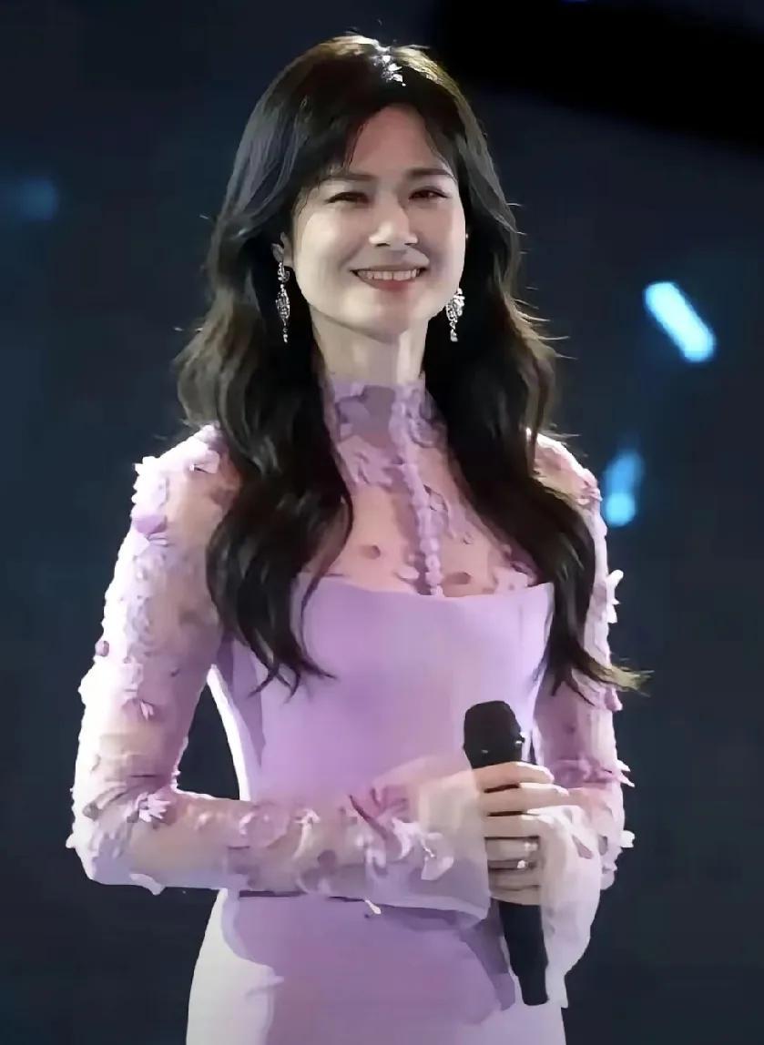 镜头中的李宇春发如绸缎，眉若远黛，明眸灿亮，笑容甜美，修项秀颈，楚腰卫鬓，女人味