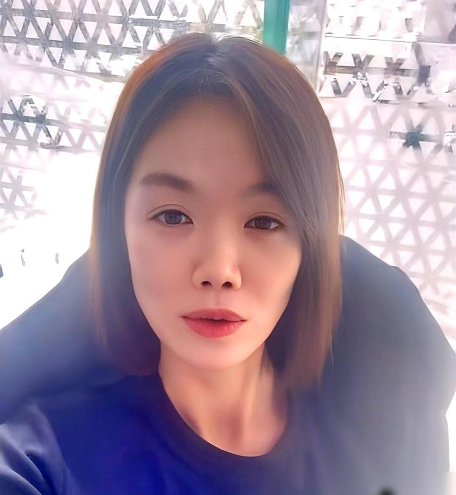 网红圈里，那个曾经在房企当总监的“赵总”，最近画风突变。前阵子公司给她降薪降职，