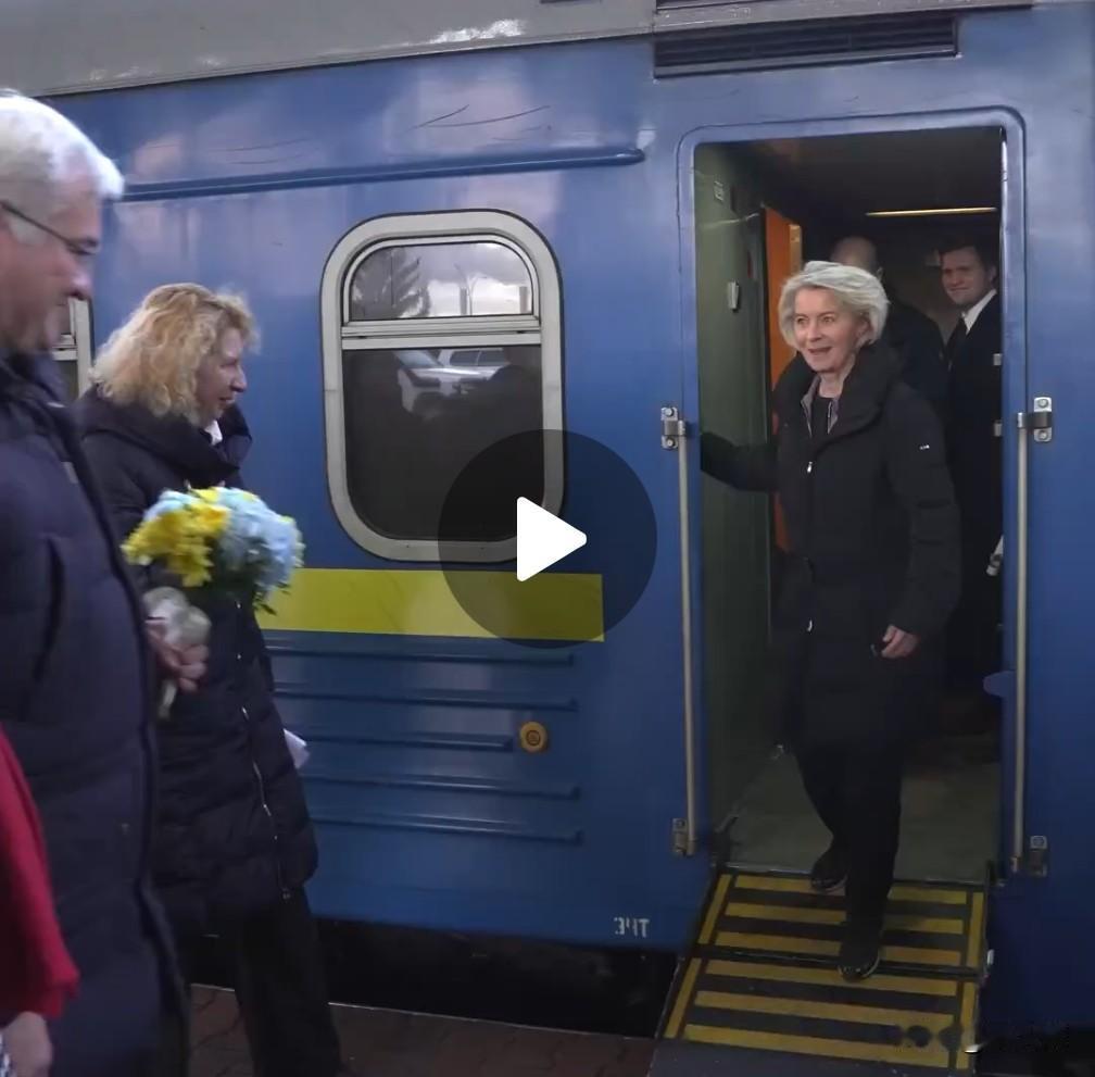 “和平必须按照乌克兰的条件实现”：冯德莱恩在俄乌战争四周年之际抵达基辅“这