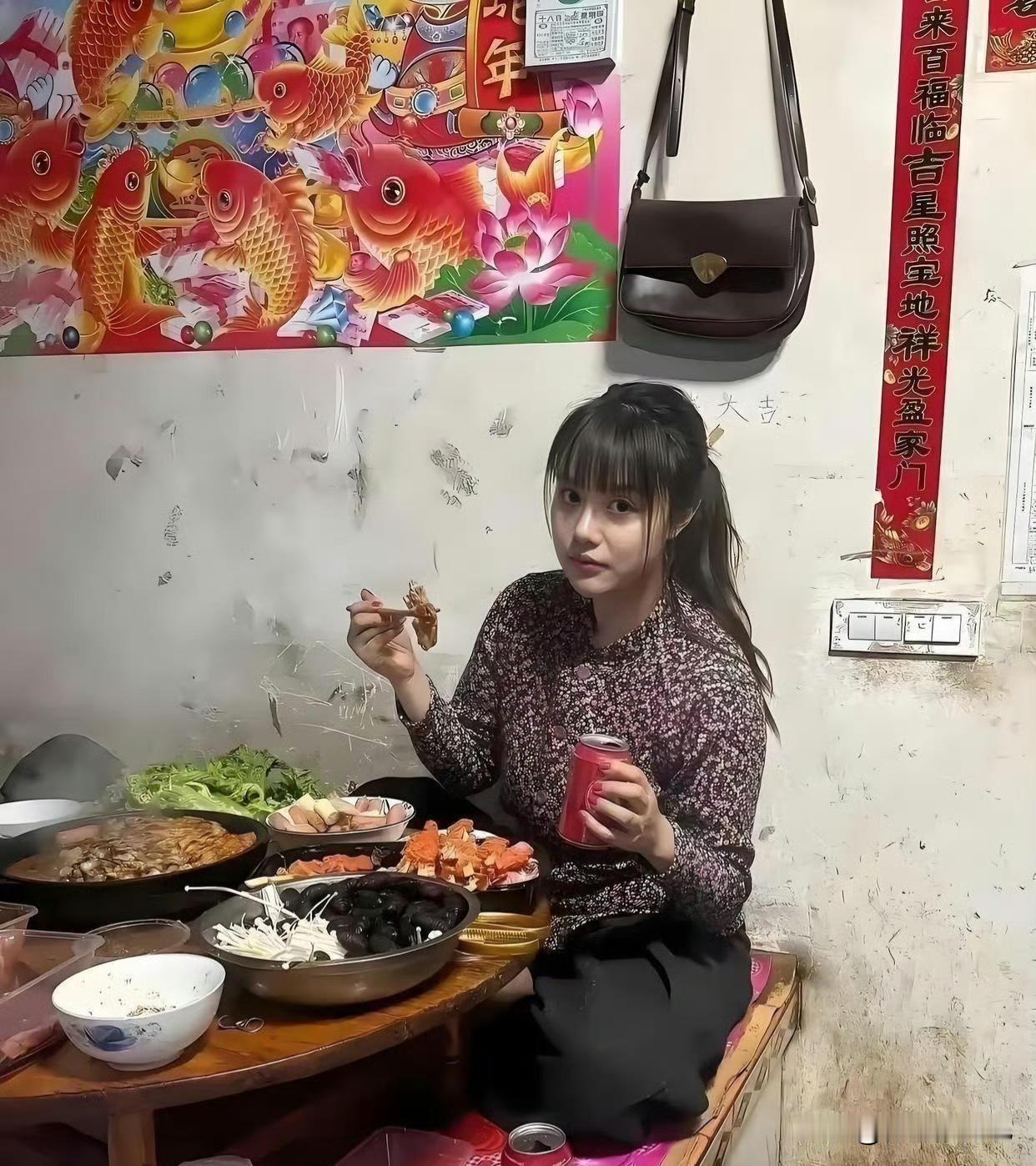 这样坐着吃饭，吃得太饱的话，肚子会不舒服吧