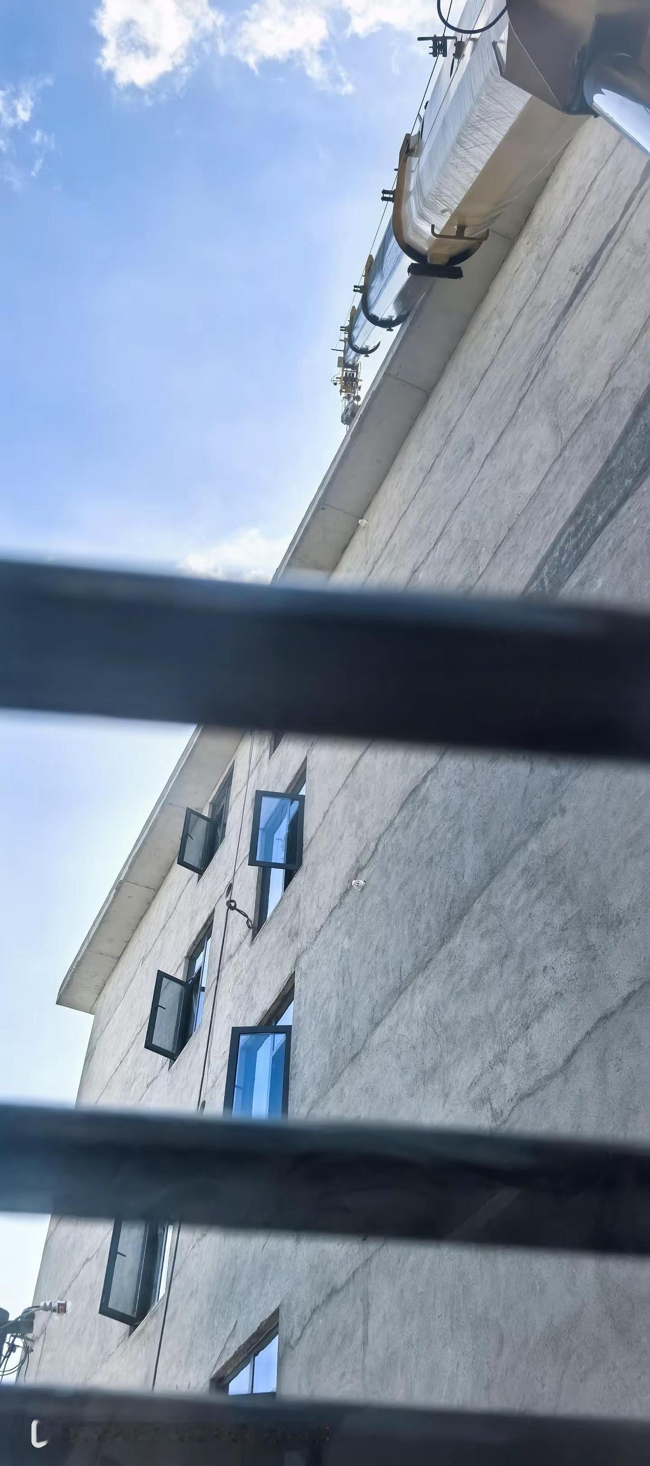 电梯安装施工中
