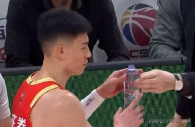 林秉圣绝境奇兵！获主教练王博亲自递水，这待遇广厦独一份总决赛G4，广厦101