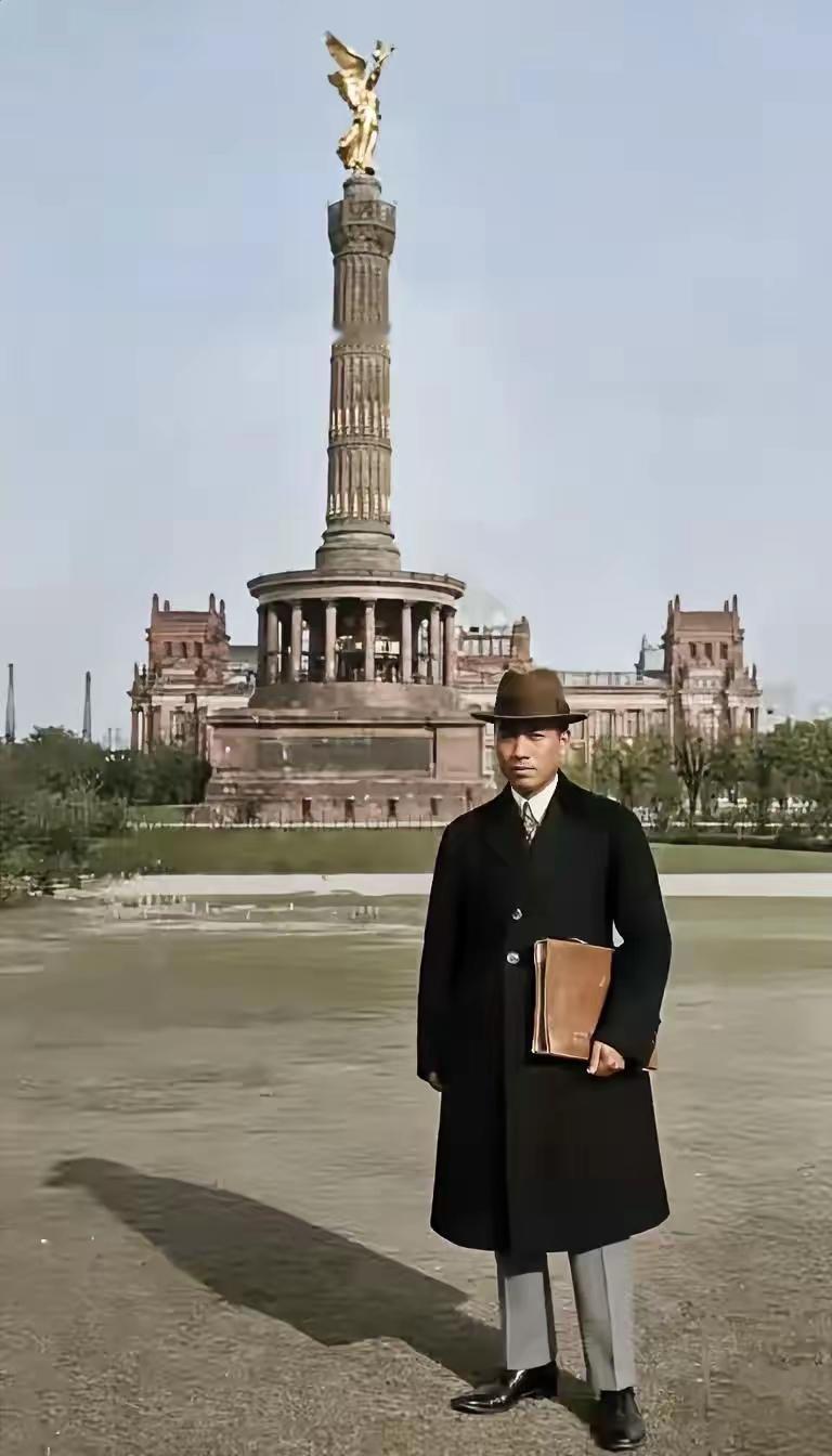 这是他1922年，他放弃云南陆军宪兵司令部司令官、云南省警务处长兼省会警察厅长等