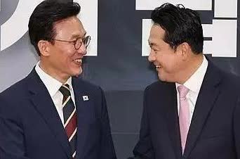 9月1日，韩国国务总理金民锡与国民力量党党首张东赫在国会进行了17分钟会面。金民