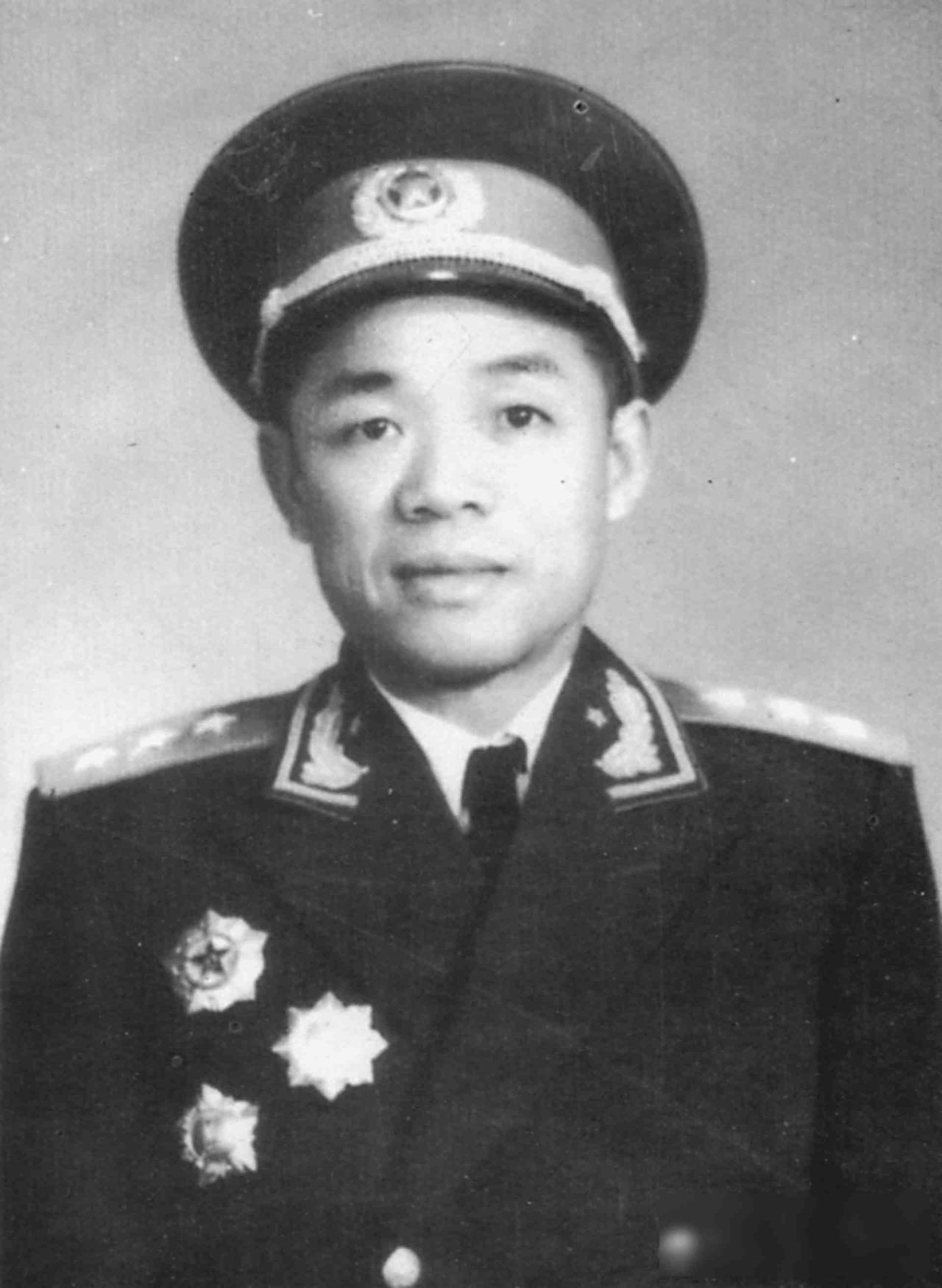 1950年，解放海南时，韩先楚焦急地看着118师的指战员：“谁愿意带队登岛？”下