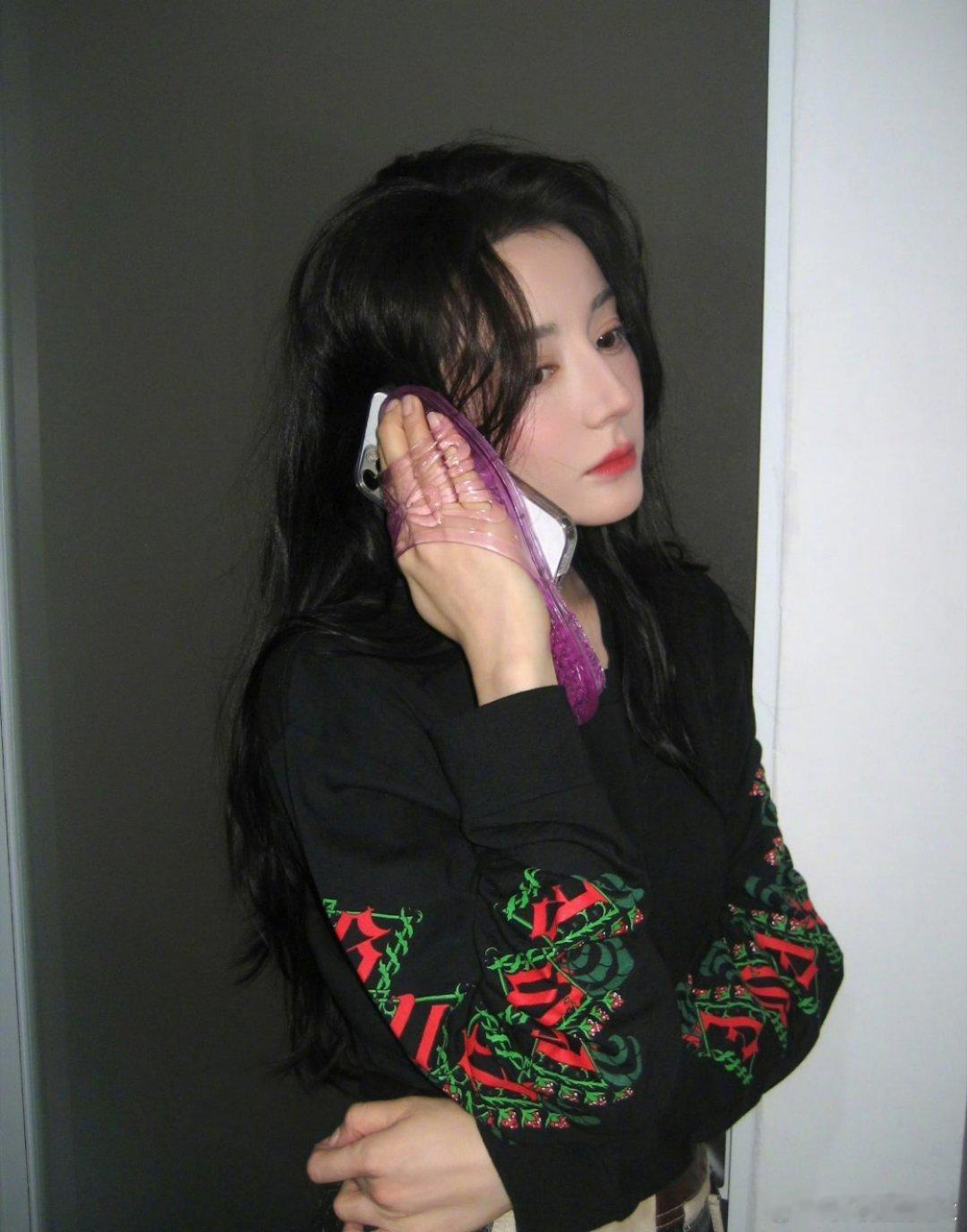 谁给迪丽热巴买的手机壳迪丽热巴的随手自拍也太有梗了！一会儿举着铁铲气场拉满，一会