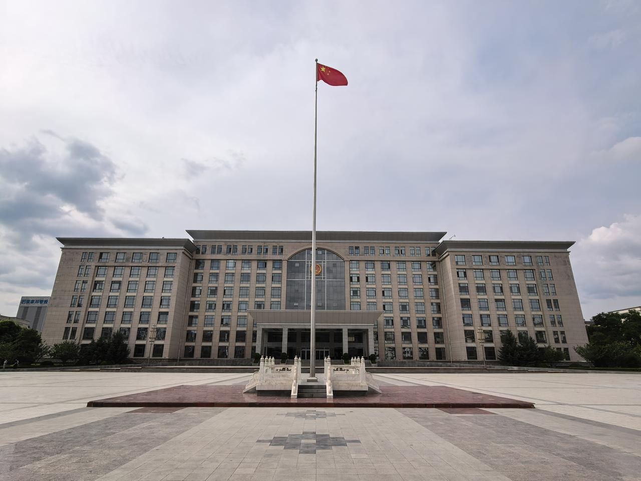 人们一提起甘肃，往往就想到“黄土高坡”的情形，几乎把甘肃与黄土高坡画起了等号。其