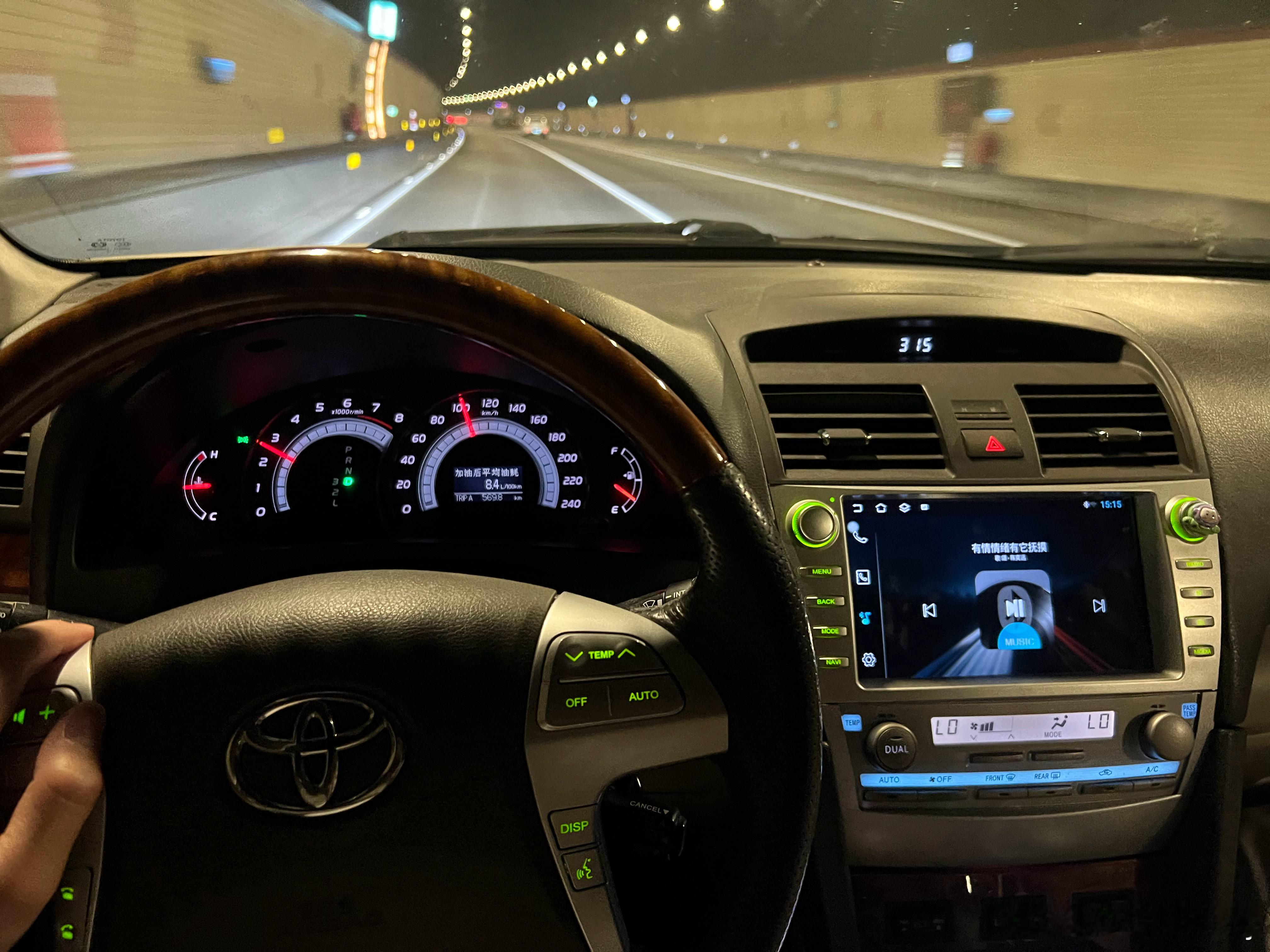 开6代凯美瑞2.0跑了一天，其实20年前的入门B级车，对我来说各方面也足够了。噪