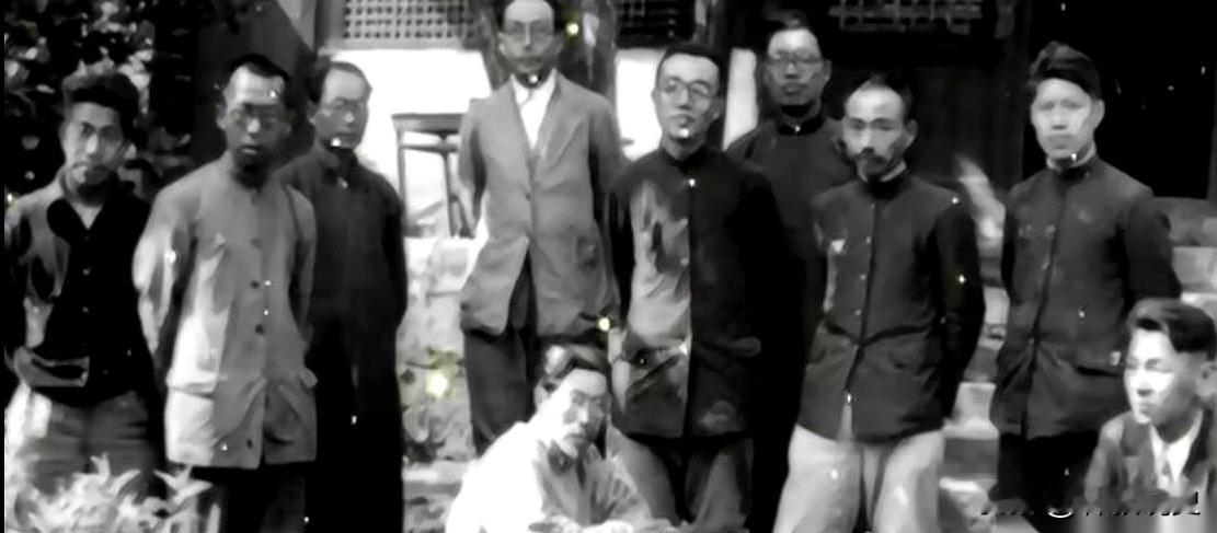 一个省的领导，给沿路的土匪写了封公开信。说有一帮穷学生要路过，去昆明念书，求你们