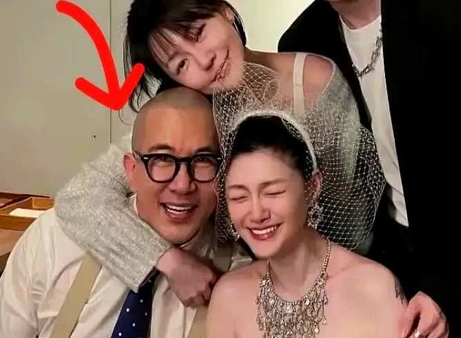 大S的虚荣心作祟，急于与光头结婚。大S想与光头结婚，一方面是爱，另一方面