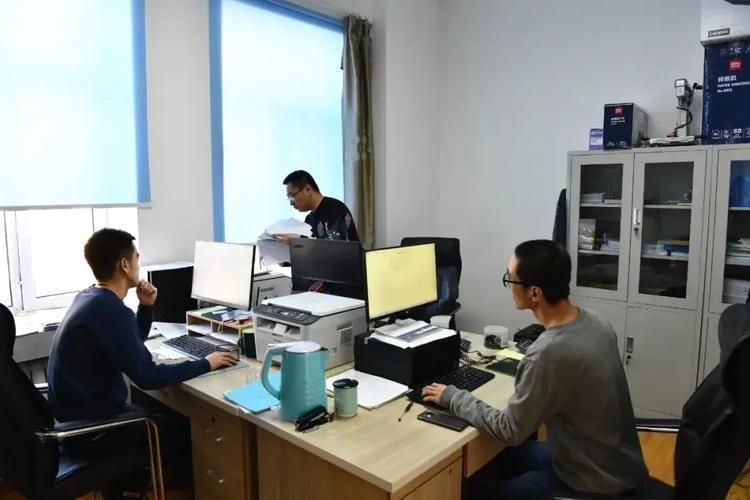 在体制内，办公室最忌讳的就是谈工资。因为有的是公务员，有的是事业编，还有的是合同