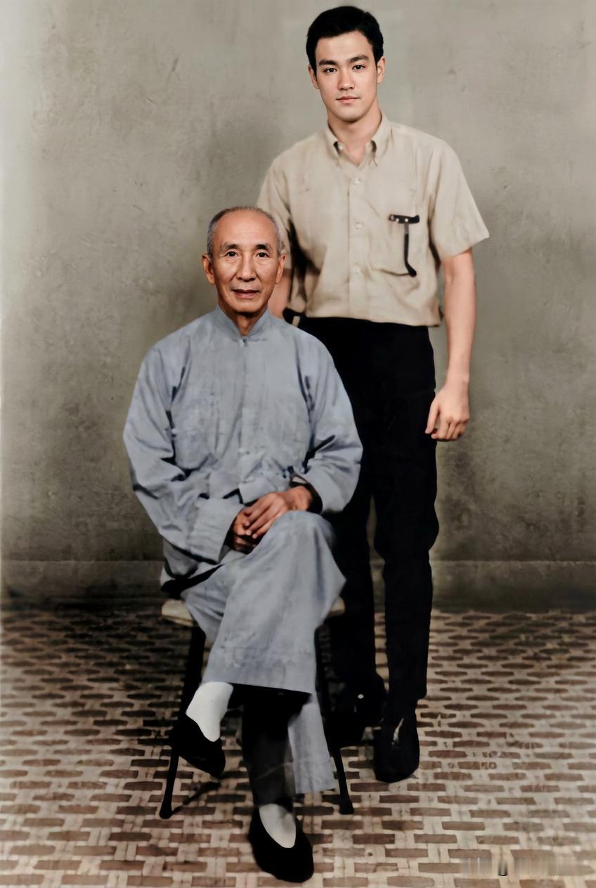 这是1960年代叶问与爱徒李小龙在香港留下的一张老照片，这绝非演戏，也绝非影视剧