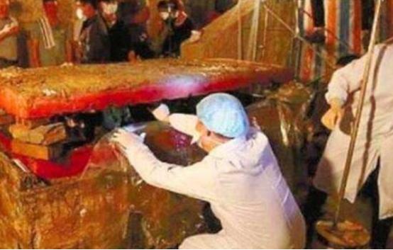 2003年，内蒙古发现一口大红棺，棺内女尸身上竟然穿了11层外衣，考古人员将外衣