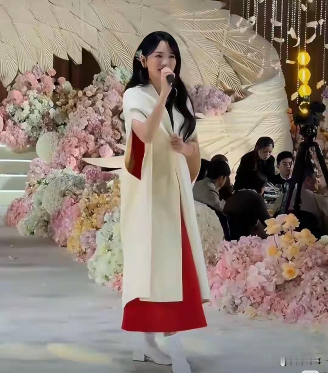 别替金莎难过了，她唱得挺踏实。金莎在南通一场婚礼上唱歌，台下宾客埋头吃饭，没什