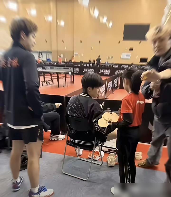 终于明白这次乒超联赛曹巍和王cc两个人都在老板身边了。这次乒超的镜头里，王楚