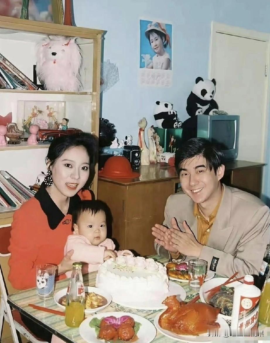 在哪个年代这应该是非常富裕的家庭了吧!看到桌子上摆放的电视机应该是90年代。要