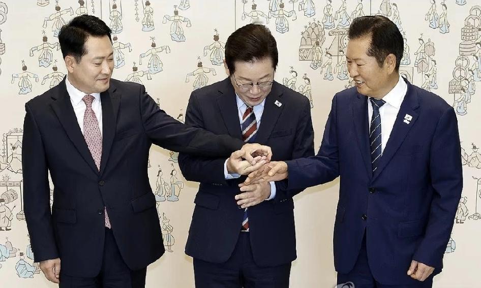 轻断食之王还得是李在明，只能被模仿却无法被超越。李在明当年是挺了24天，瘦了约