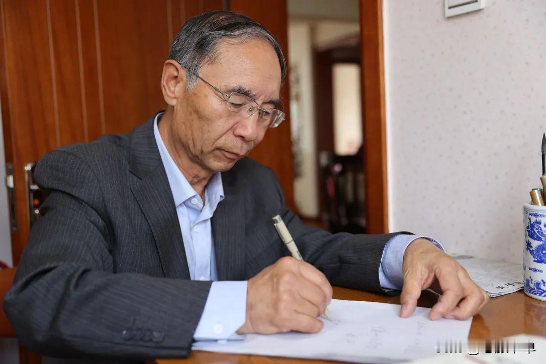 我是2023年10月份退休的。9月开学时教务处主任给我打电话说你距离退休不还有一