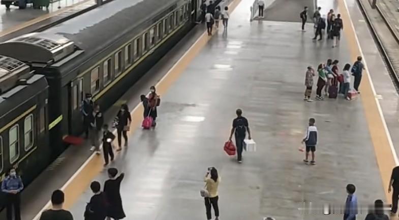 个人感觉今年的反向过年也太火了，先看看美团旅行的数据，2026春运2月初到中下旬