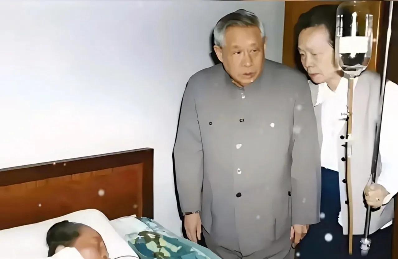 1981年5月，病榻上的宋庆龄与廖承志留下最后合影。从1916年相识，65年岁月