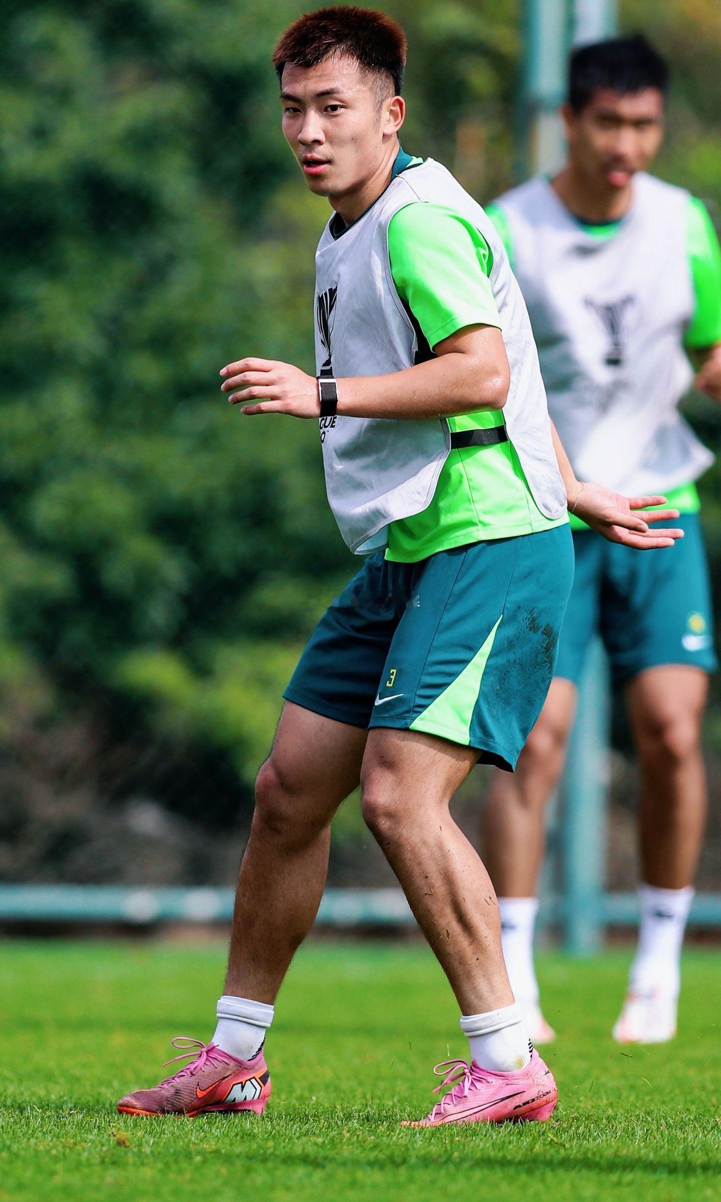 北京国安北京国安何宇鹏更新社交媒体：“冬训小记💚。全力以赴做一件事就很酷”