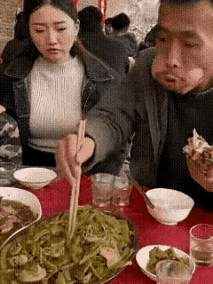 这老爷子吃饭吃的真香，腮帮子吃的鼓鼓的，一般人真吃不出这样的效果，在饭桌上如果遇