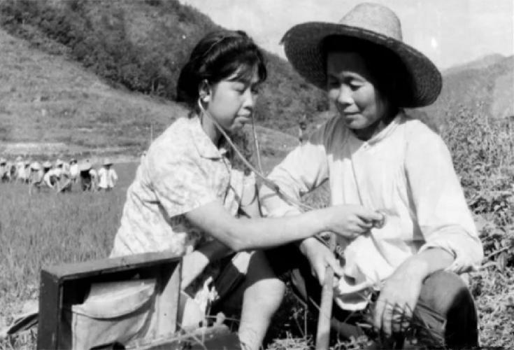 1986年,北京故宫太和殿前。一个山东来的农妇盯着金銮宝座,扔下一句让两个同伴脊