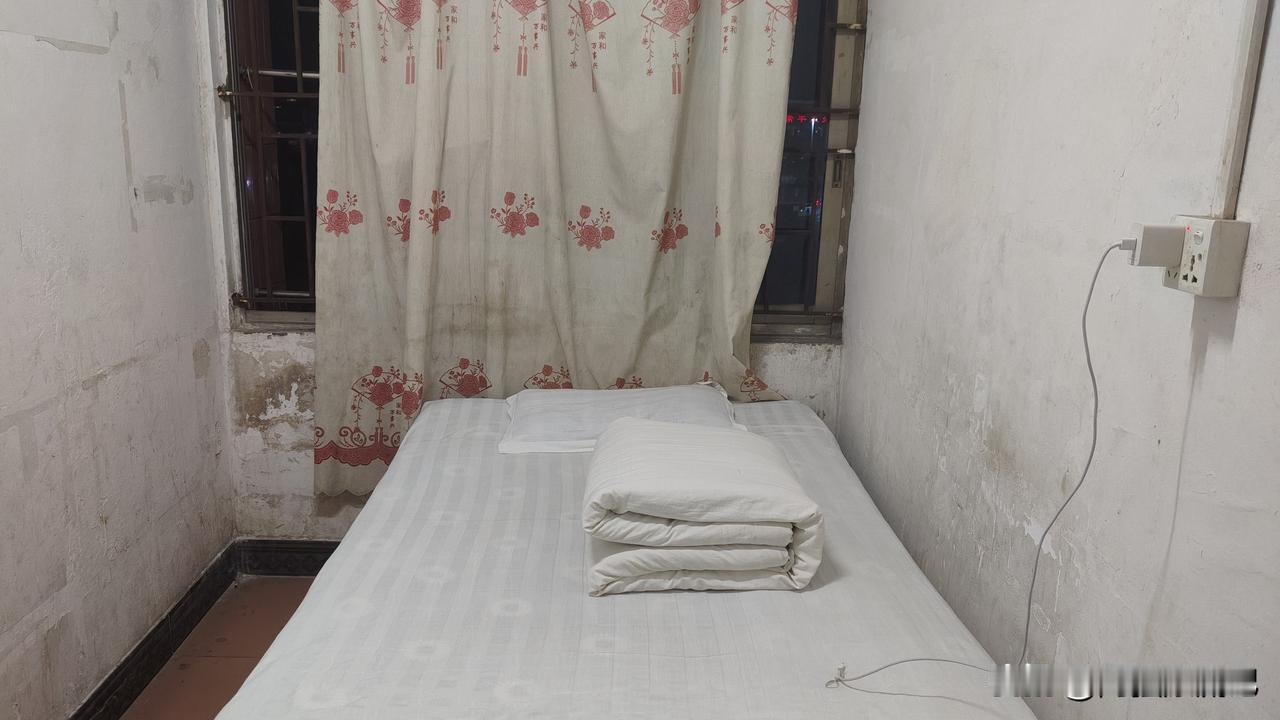 家人们，我最近去了东莞东站附近，发现了一家超便宜的利群旅馆。它有五层，里面有那种