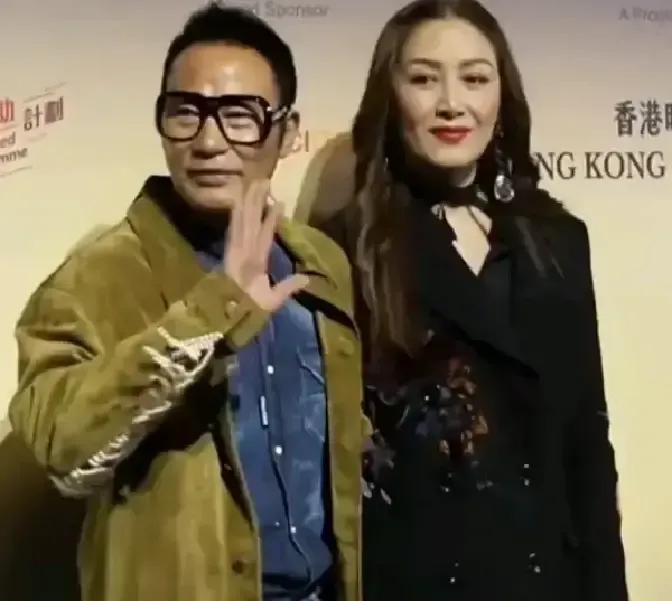 任达华走红毯时突然往前一扑，整个人趴在地上，旁边穿礼服的琦琦下意识往后退了半步。