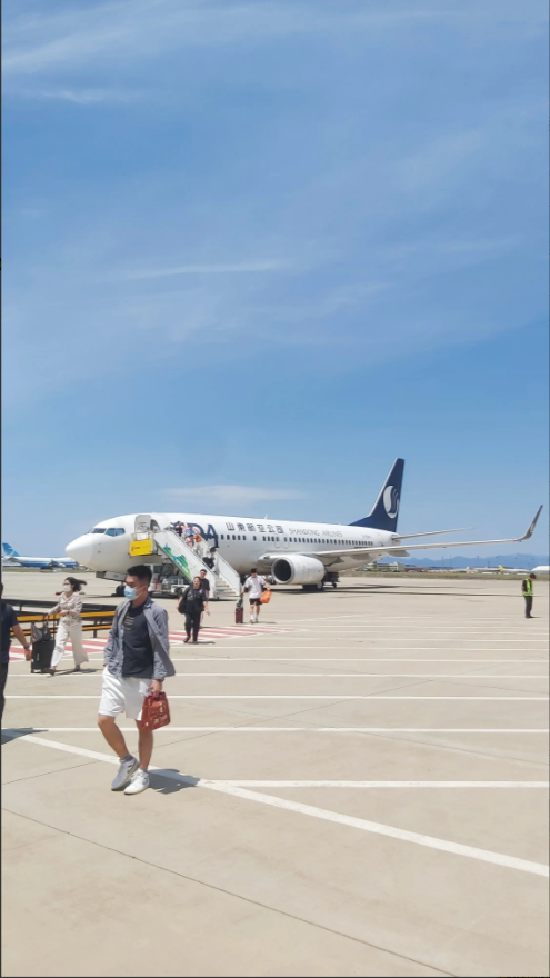 今天上午从珠海飞北京，坐了趟山东航空的飞机，机上的男士都很严肃，难怪听说都是部队